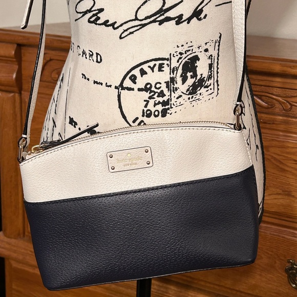 Adorable EUC Kate Spade New York Crossbody leather bag. Navy & creamy white. - Picture 3 of 6